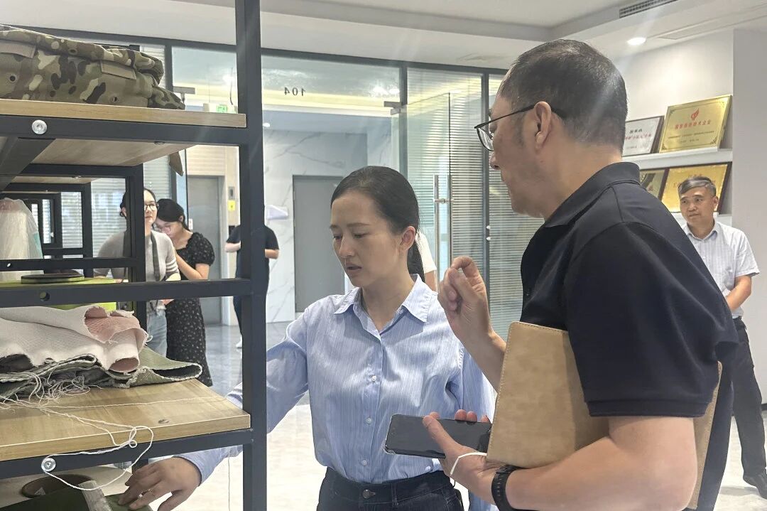 Zhou Xiao, lid fan 'e steande kommisje fan' e gemeentlike partij-kommisje, en minister fan 'e propaganda-ôfdieling, en minister fan' e Feriene Starwurkôfdieling, besocht ChangShu Polyester foar ûndersyk