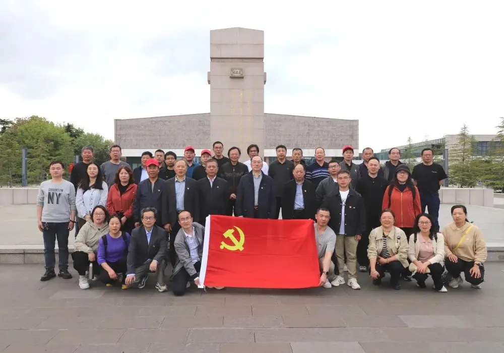 Changshu Polyester Co., Ltd. Party Branch organisearret besite oan Yancheng New Fourth Army Memorial Hall